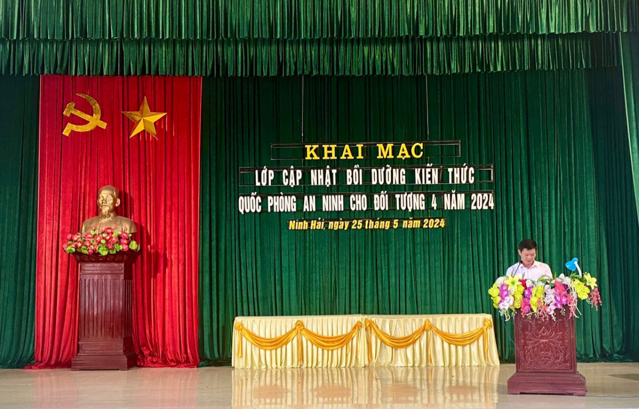 phó chủ tịch ubnd giảng bài.jpg